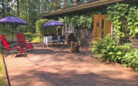 Ranta-Iivari: Shrub, Garden, Home, Groundcover, Cottage, Backyard, Flowerpot, Flagstone, Yard