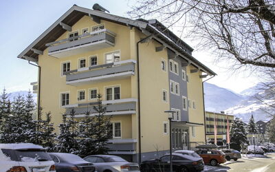 Bad Hofgastein 210: Wheel, Car, Sky, Building, Vehicle, Property, Snow, Window