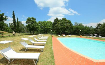 Monte San Savino 820: Swimming Pool, Property, Sky, Real Estate, Leisure, House, Vacation, Grass, Estate, Summer