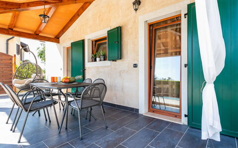 Poli Murvu: Property, Building, Room, House, Real Estate, Interior Design, Home, Furniture, Floor, Table