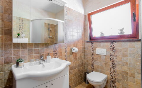 Poli Murvu: Brown, Mirror, Plumbing Fixture, Tap, Sink, Property, Bathroom Sink, Purple, Bathroom, Interior Design