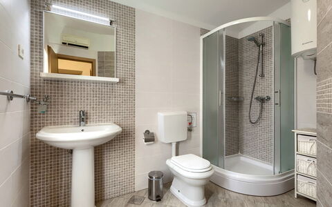 Villa Prisedi: Mirror, Plumbing Fixture, Sink, Property, Building, Tap, Bathroom Sink, Bathroom, Purple