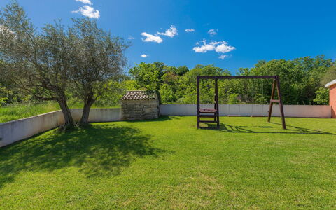 Villa Prisedi: Sky, Cloud, Property, Plant, Leaf, Tree, Natural Landscape, Shade, Land Lot, Vegetation