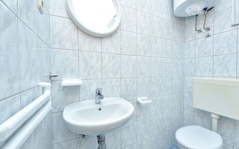 Starigrad-Paklenica 303: Mirror, Plumbing Fixture, Bathroom Sink, Property, Sink, Photograph, Tap, White, Purple, Bathroom