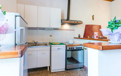 Accommodation:&nbsp;La Madonnina X 17 Pax 875.4