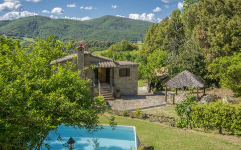 Casale Ulisse: Plant, Cloud, Sky, Building, Property, Mountain, Plant Community, Window, Natural Landscape, Tree