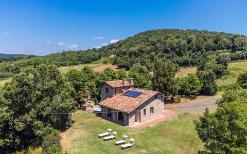 Casale Fonte: Sky, Cloud, Plant Community, Plant, Natural Landscape, Building, Tree, Land Lot, House, Grass