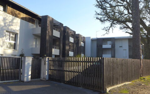 Capbreton 510: Sky, Plant, Window, Fence, Tree, Land Lot, Urban Design, Road Surface, Neighbourhood, Residential Area