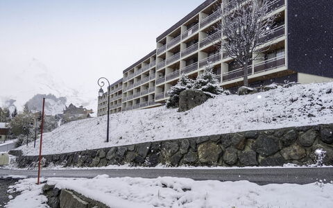 Champ Bozon: Snow, Geological Phenomenon, Winter, Wall, Architecture, Residential Area, Building, Freezing, Neighbourhood, Tree