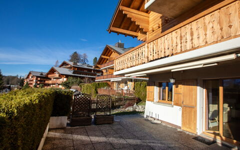 Le Schuss 1: House, Home, Architecture, Roof, Residential Area, Cottage, Balcony, Siding, Estate