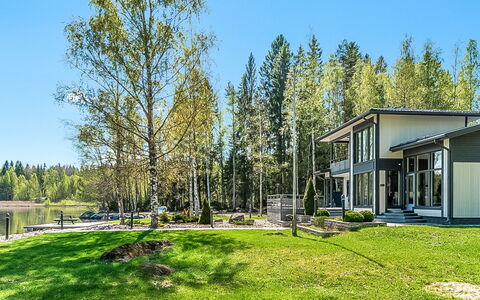 Villa Kaivopuisto: Tree, Home, House, Residential Area, Land Lot, Cottage, Estate, Siding, Landscaping
