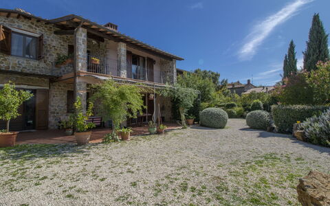 Manciano 840: Plant, Sky, Cloud, Building, Plant Community, Window, Tree, House, Land Lot, Grass