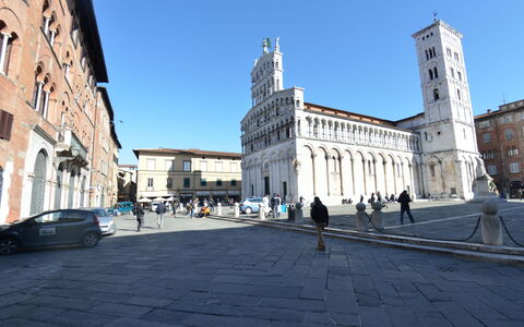 Casina Bella Di Lucca: City, Landmark, Town, Building, Town Square, Human Settlement, Public Space, Architecture, Plaza, Street