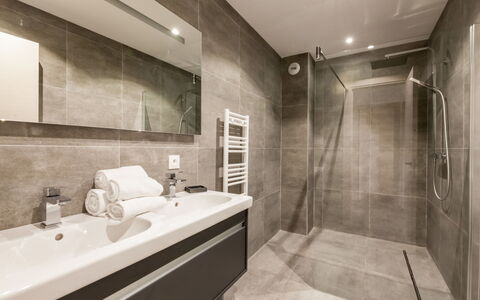 Porto Vecchio 123: Mirror, Tap, Plumbing Fixture, Sink, Building, Bathroom Sink, Bathroom, Shower Head, Shower, Shower Door
