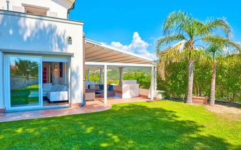 Villa Emanuele - Costarainera: Property, House, Building, Real Estate, Home, Grass, Facade, Architecture, Estate, Interior Design