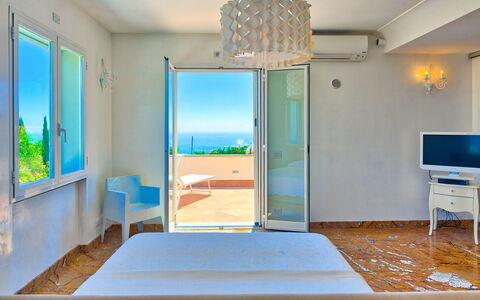 Villa Emanuele - Costarainera: Room, Property, Furniture, Interior Design, Building, Bedroom, Ceiling, Bed, House, Real Estate