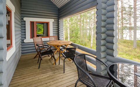 Kissankello: Ceiling, Hardwood, Log Cabin, Plank, Wood Stain, Daylighting