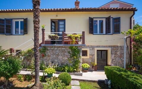 Jelena: Property, House, Home, Building, Residential Area, Real Estate, Estate, Facade, Neighbourhood, Architecture