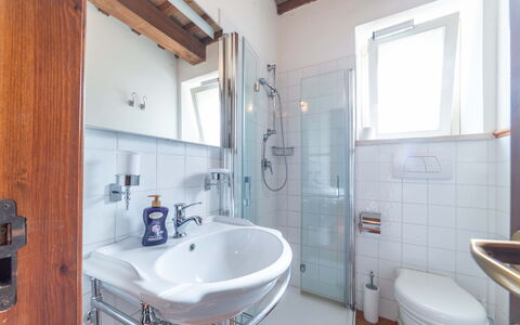 Ca Maggetti: Tap, Mirror, Plumbing Fixture, Sink, Property, Bathroom Sink, Purple, Bathroom, Interior Design, Bathtub