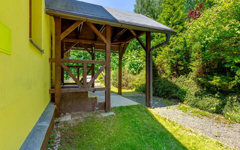 Albrechtice: Plant, Green, Shade, Tree, Land Lot, Yellow, Grass, Building, Cottage, Residential Area