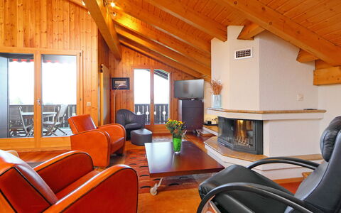 Sunset B 11: Room, Property, Building, Interior Design, Living Room, Furniture, Real Estate, House, Architecture, Ceiling