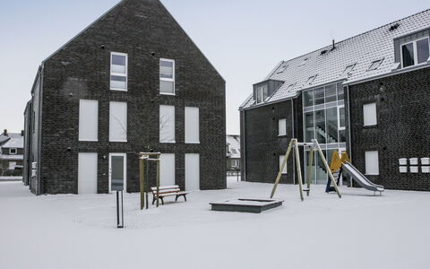 Ankerplatz: Sky, Building, Property, Window, Snow, Architecture, House, Urban Design, Door, Neighbourhood