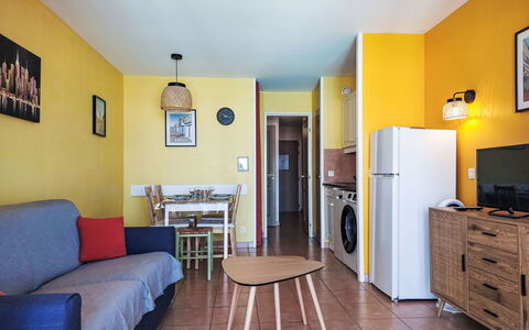 Six Fours la Coudoulière 101: Furniture, Flooring, Interior Design, Floor, Room, Apartment, Chair, Ceiling, Wood Stain, Living Room