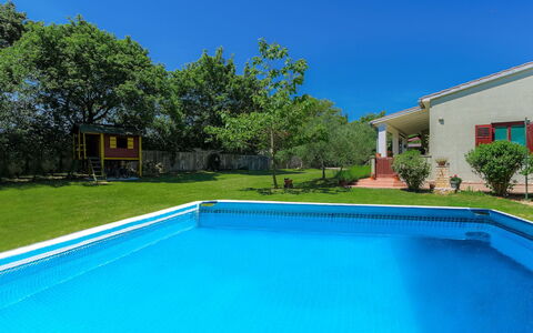 Corina: Property, Swimming Pool, Real Estate, House, Home, Estate, Residential Area, Building, Leisure, Grass