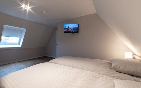 Ganuenta: Property, Building, Window, Comfort, Wood, Lamp, Interior Design, Shade, Bed Frame, House