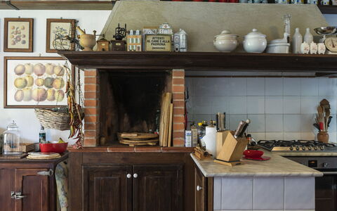 Le Querce: Brown, Cabinetry, Furniture, Countertop, Shelf, Wood, Kitchen, Building, Lighting, Shelving