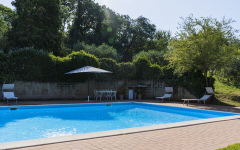 Le Querce: Water, Sky, Plant, Property, Swimming Pool, Shade, Rectangle, Building, Tree, Grass