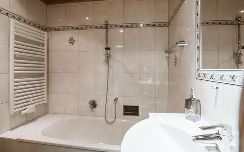 Königsleiten 210: Bathtub, Plumbing Fixture, Property, Tap, Bathroom, Shower Head, Black, Shower, Interior Design
