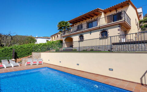 Alba: Swimming Pool, Property, Building, Real Estate, House, Leisure, Leisure Centre, Apartment, Villa, Home