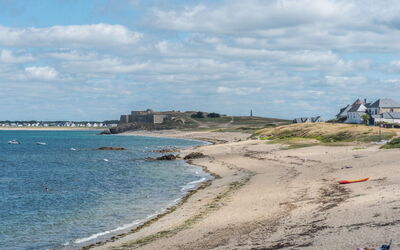 Quiberon 662: Water, Plant, Building, Daytime, Property, Sky, Swimming Pool, Azure, Tree, Body Of Water