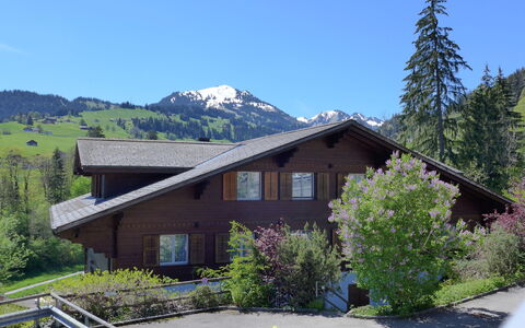 Belmi: Plant, Sky, Window, Building, Mountain, Tree, House, Land Lot, Slope, Natural Landscape