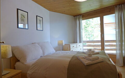 Mürren 300: Bedroom, Bed, Furniture, Room, Bed Sheet, Bedding, Property, Bed Frame, Interior Design, Mattress