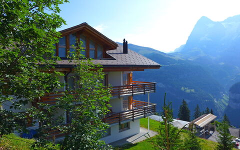 Mürren 300: Sky, Building, Mountain, Window, Natural Landscape, House, Plant, Tree, Grass, Cottage
