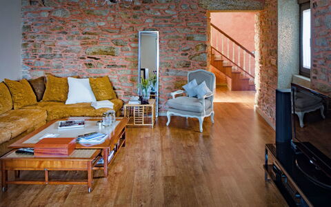 Casa Avoa Dolores: Furniture, Property, Table, Building, Wood, Couch, Comfort, Interior Design, Flooring, Picture Frame