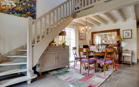 Baschoc: Room, Stairs, Property, Floor, Interior Design, Building, Furniture, Ceiling, Home, House