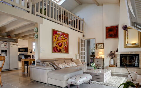 Baschoc: Interior Design, Room, Furniture, Living Room, Property, Building, Ceiling, Architecture, Loft, House