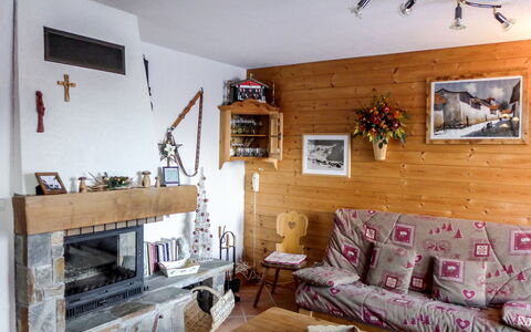 Le Plan des Reines: Room, Living Room, Property, Interior Design, Furniture, House, Wall, Building, Home, Table