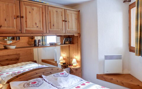 Le Plan des Reines: Bedroom, Furniture, Bed, Room, Property, Bed Sheet, Interior Design, Bed Frame, Bedding, Building