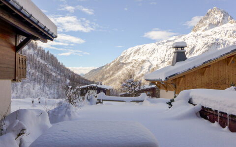 Le Plan des Reines: Sky, Snow, Cloud, Property, Daytime, Building, Mountain, Azure, Slope, Tree