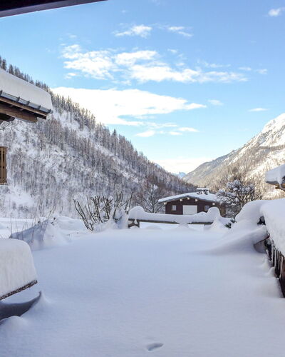 Le Plan des Reines: Snow, Winter, Freezing, Property, Mountain, Sky, Alps, Mountain Range, House, Ice