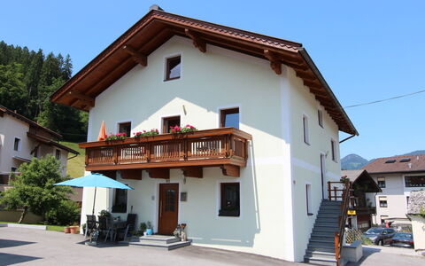 Schloßmühle: Property, House, Building, Town, Architecture, Home, Real Estate, Facade, Sky, Roof