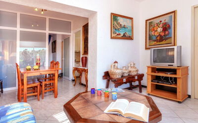 Grifeu 324.3: Room, Property, Furniture, Building, Interior Design, Living Room, Real Estate, Suite, House, Table