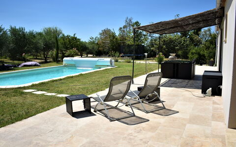 L'Oliveraie: Property, Home, House, Swimming Pool, Real Estate, Floor, Backyard, Building, Furniture, Estate