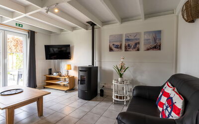 Accommodation:&nbsp;Alice Blue with Airco & Shared Pool 220.11