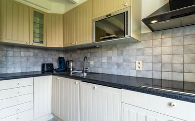 Accommodation:&nbsp;Alice Blue with Airco & Shared Pool 220.11
