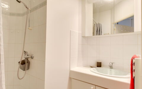 Dinard 188: Mirror, Sink, Shower Head, Plumbing Fixture, Bathroom Cabinet, Bathroom Sink, Tap, Shower, Bathroom